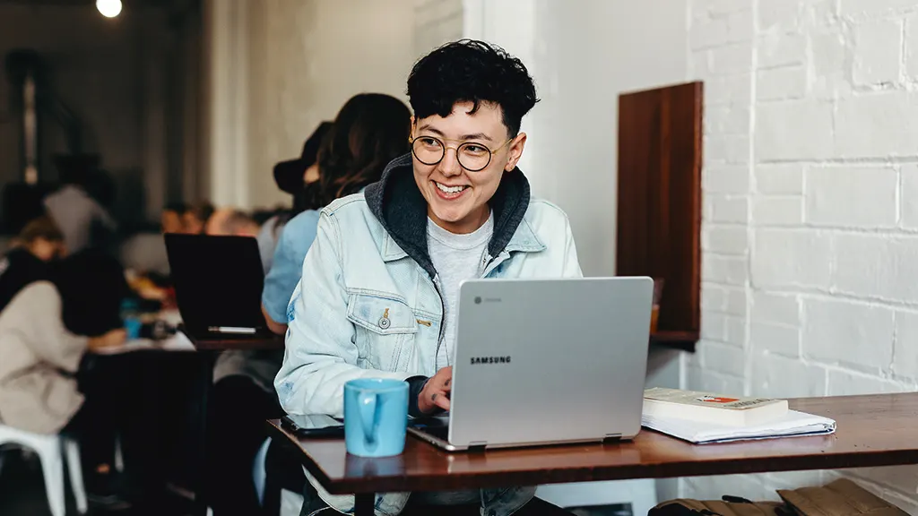 Person using VPN on laptop in coffeeshop